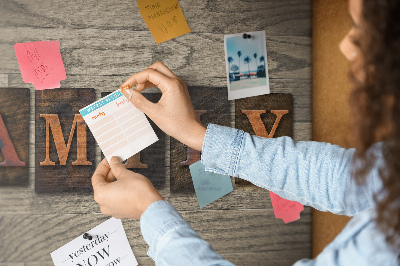 Kurkbord familiebrieven op een houten achtergrond