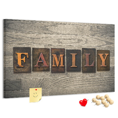 Kurkbord familiebrieven op een houten achtergrond