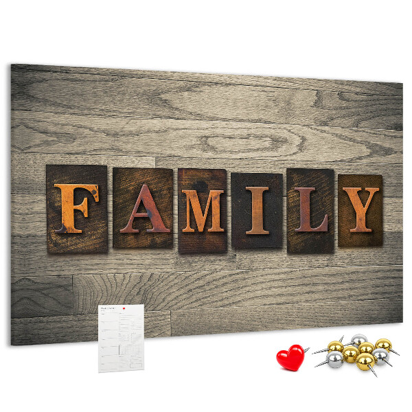 Kurkbord familiebrieven op een houten achtergrond