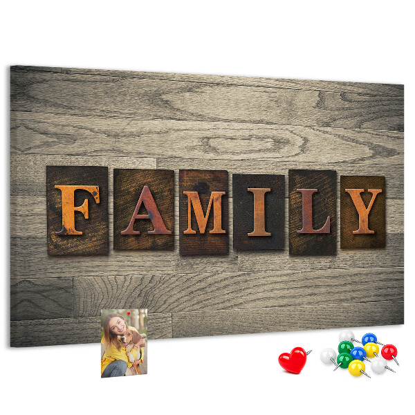 Kurkbord familiebrieven op een houten achtergrond