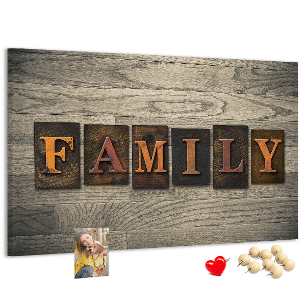 Kurkbord familiebrieven op een houten achtergrond