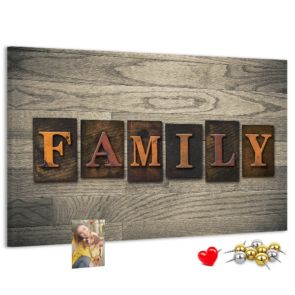 Kurkbord familiebrieven op een houten achtergrond