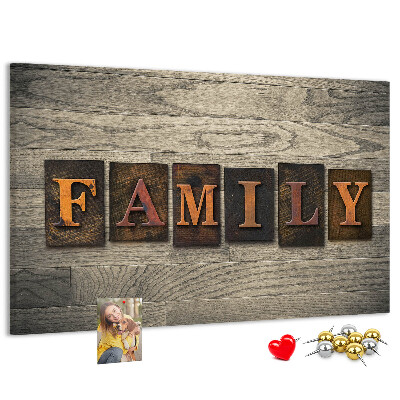 Kurkbord familiebrieven op een houten achtergrond