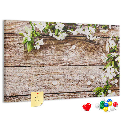 Kurk prikbord met een achtergrond van bloemen op een houten plank