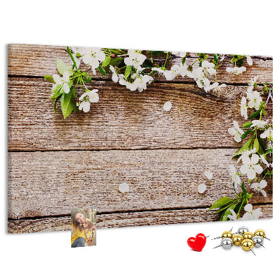 Kurk prikbord met een achtergrond van bloemen op een houten plank