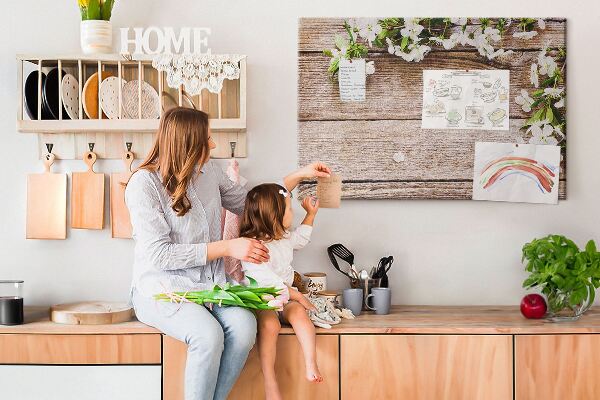 Kurk prikbord met een achtergrond van bloemen op een houten plank