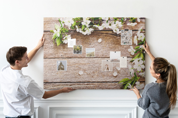 Kurk prikbord met een achtergrond van bloemen op een houten plank