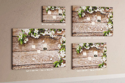 Kurk prikbord met een achtergrond van bloemen op een houten plank