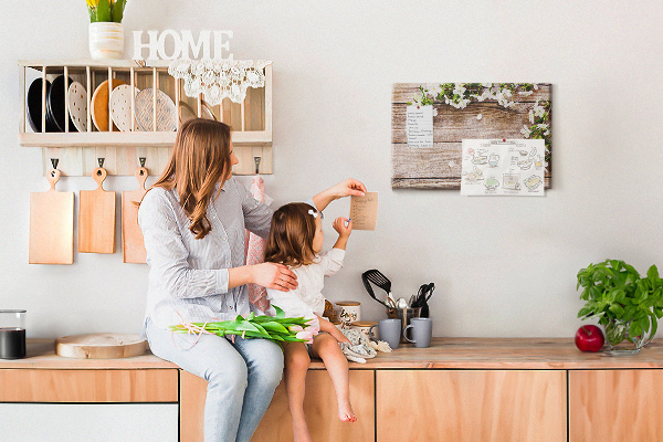 Kurk prikbord met een achtergrond van bloemen op een houten plank