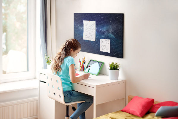 Prikbord met een kosmische ruimte en fonkelende sterren