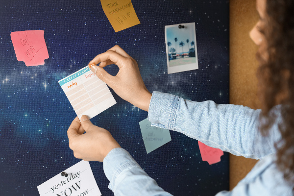 Prikbord met een kosmische ruimte en fonkelende sterren