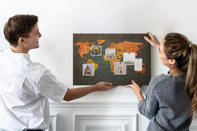 Kurken prikbord met een oude wereldkaart in warme tinten