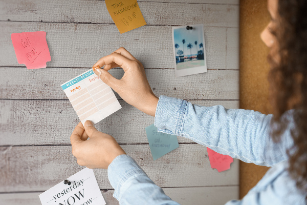 Prikbord rustieke plank met slijtageplekken