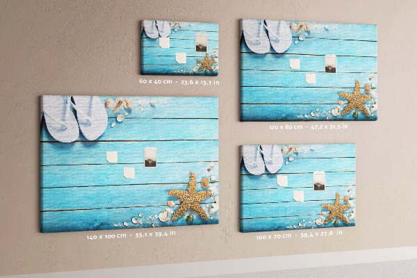 Kurken prikbord met zomerse strandherinneringen en schelpen