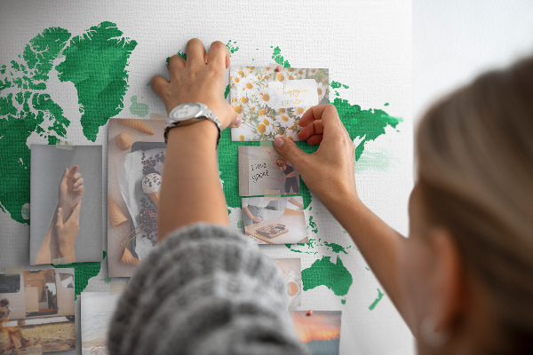 Prikbord met een groene aquarel wereldkaart