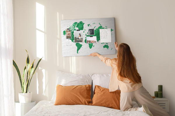 Prikbord met een groene aquarel wereldkaart