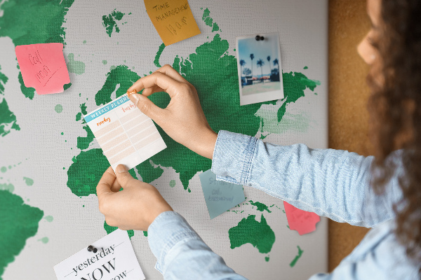 Prikbord met een groene aquarel wereldkaart