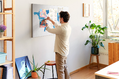 Prikbord met een blauwe wereldkaart op een witte achtergrond
