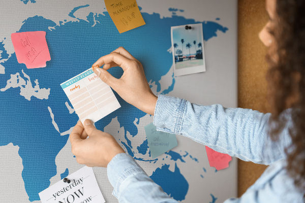 Prikbord met een blauwe wereldkaart op een witte achtergrond