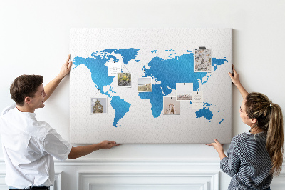 Prikbord met een blauwe wereldkaart op een witte achtergrond