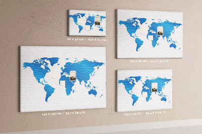 Prikbord met een blauwe wereldkaart op een witte achtergrond
