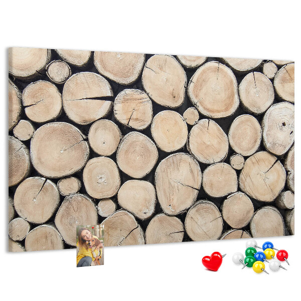 Kurkbord met natuurlijke houten cirkels als achtergrond