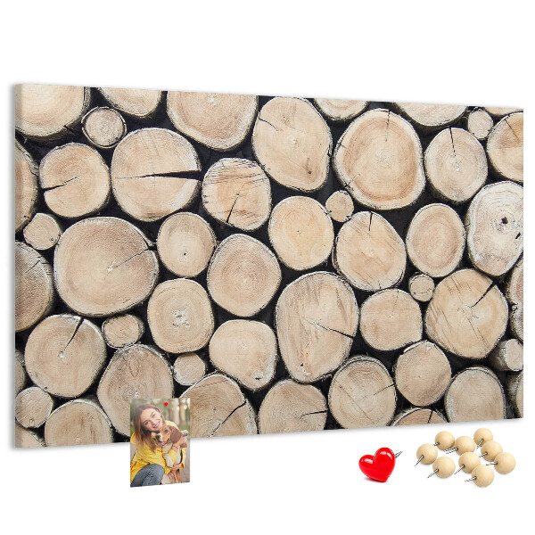 Kurkbord met natuurlijke houten cirkels als achtergrond