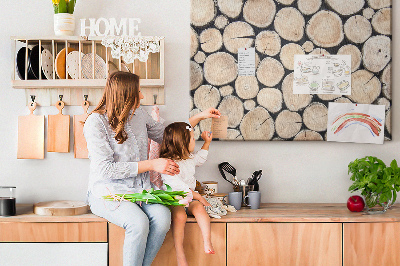 Kurkbord met natuurlijke houten cirkels als achtergrond