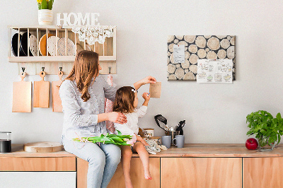 Kurkbord met natuurlijke houten cirkels als achtergrond
