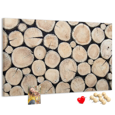 Kurkbord met natuurlijke houten cirkels als achtergrond
