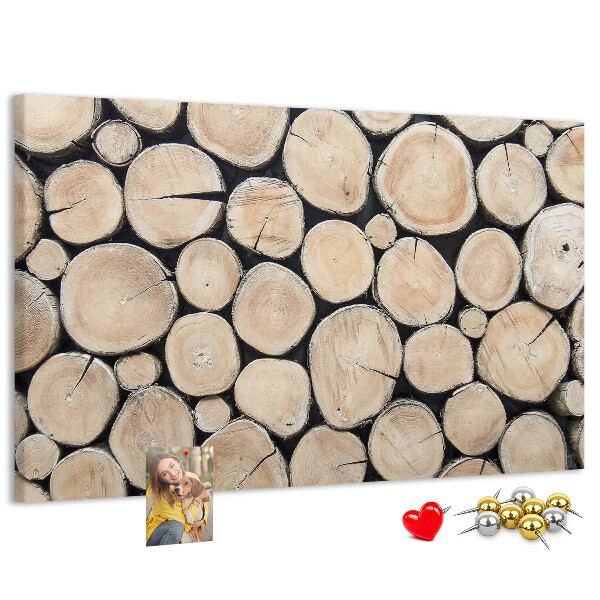 Kurkbord met natuurlijke houten cirkels als achtergrond