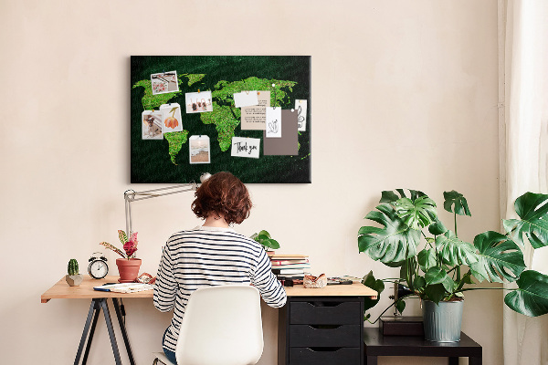 Kurk prikbord met een groene wereldkaart inclusief wegennet