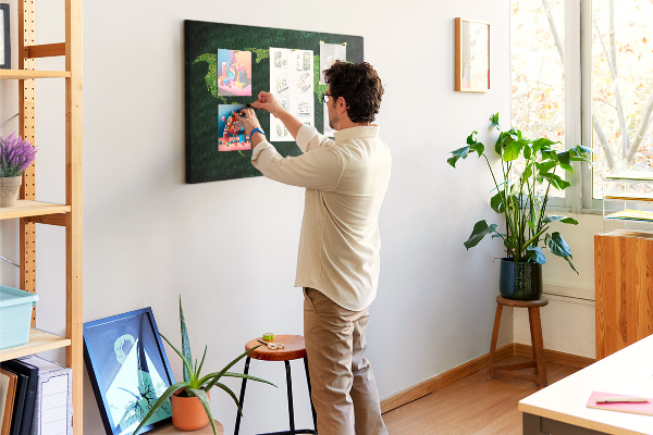 Kurk prikbord met een groene wereldkaart inclusief wegennet