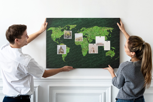 Kurk prikbord met een groene wereldkaart inclusief wegennet