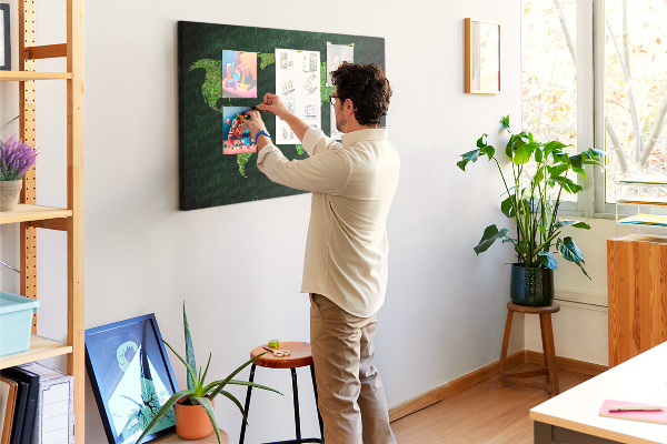 Kurk prikbord met een groene wereldkaart inclusief wegennet