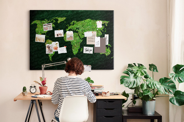 Kurk prikbord met een groene wereldkaart inclusief wegennet