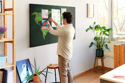 Kurk prikbord met een groene wereldkaart inclusief wegennet