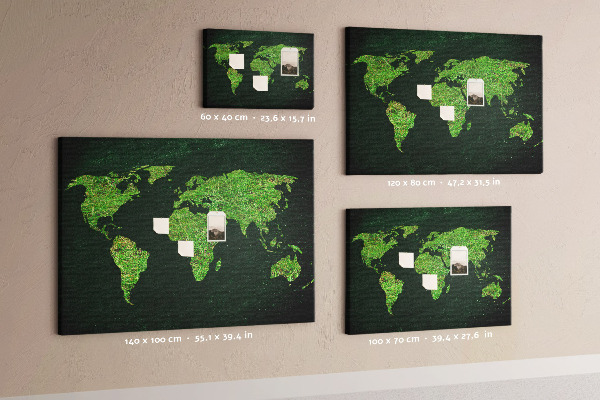 Kurk prikbord met een groene wereldkaart inclusief wegennet