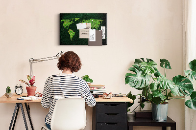 Kurk prikbord met een groene wereldkaart inclusief wegennet