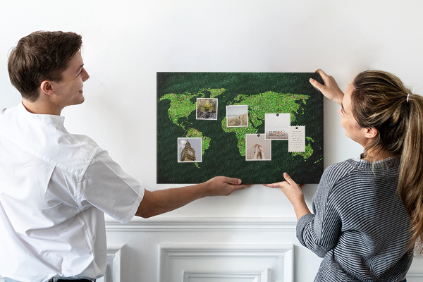 Kurk prikbord met een groene wereldkaart inclusief wegennet