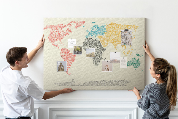 Wereldkaart prikbord met een ontwerp in woorden en kleuren