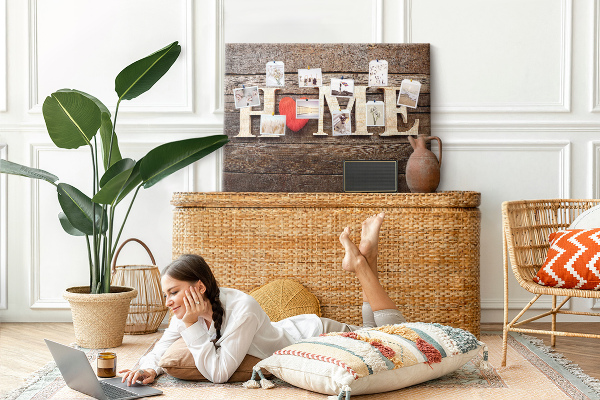 Kurk prikbord houten letters met een hart op de achtergrond