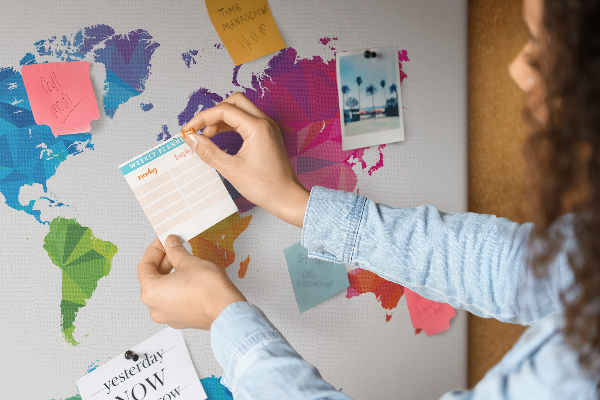 Kurkbord wereldkaart kleurrijke veelhoekige wereldkaart