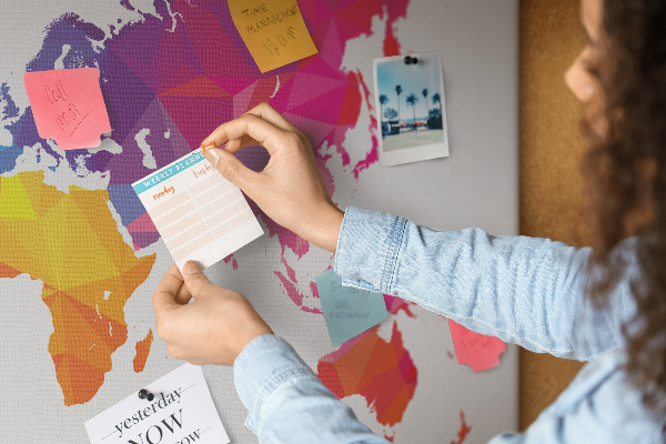 Kurkbord wereldkaart kleurrijke veelhoekige wereldkaart