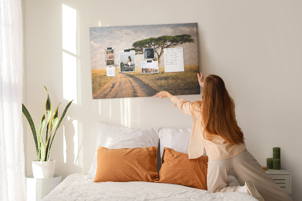 Prikbord met een Afrikaans landschap van een weg met een boom