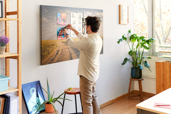 Prikbord met een Afrikaans landschap van een weg met een boom