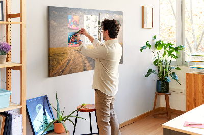 Prikbord met een Afrikaans landschap van een weg met een boom