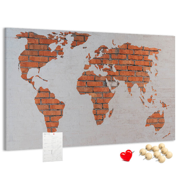 Kurkbord wereldkaart tegen een bakstenen muur