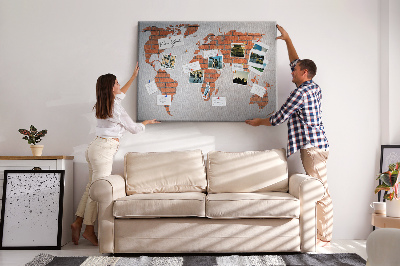 Kurkbord wereldkaart tegen een bakstenen muur