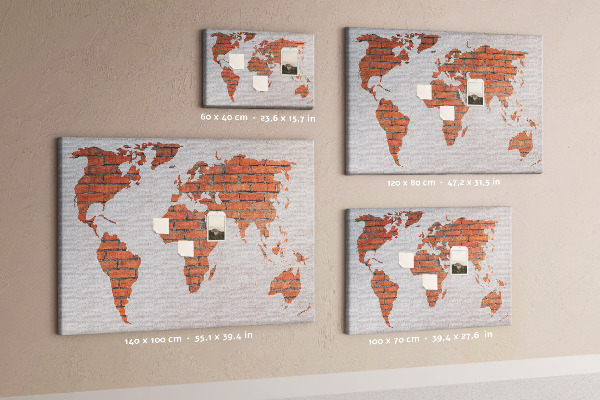 Kurkbord wereldkaart tegen een bakstenen muur